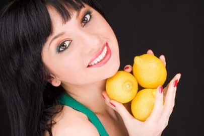 Лимон часто применяют в домашних условиях для отбеливания зубов