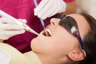 К операции тщательно готовятся, подготавливая челюсть пациента под бережное вмешательство и опытные руки стоматолога.