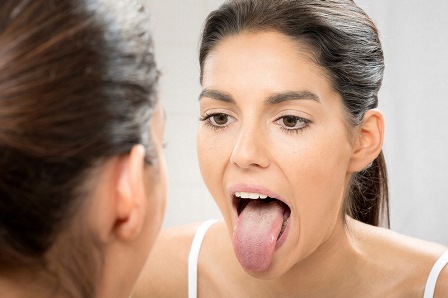 горло и корень языка болят