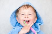 чистить ребенку зубы