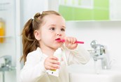 научить ребенка чистить зубы