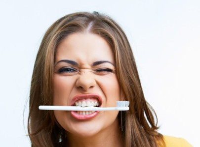 только 50–60% налета, можно очистить, используя обычную зубную щетку. 
