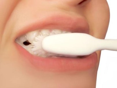 Перед нанесением геля тщательно почистите зубы