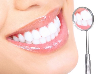 Простое отбеливание зубов представляет собой процедуру, во время которой стоматолог наносит специальный гель на поверхность зубной эмали.
