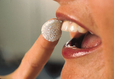 Наносите соду на поверхность зубов при помощи пальцев или ватных палочек