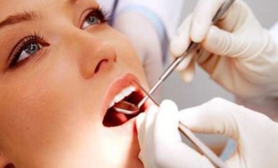 Необходимо посещать стоматолога два раза в году для профессиональной чистки зубов.