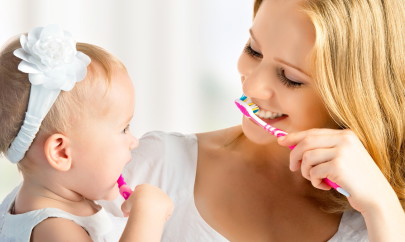 Чистка зубов ребенком