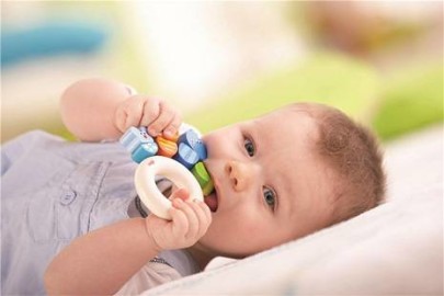 Прорезывание зубов доставляет беспокойство малышу и заставляет нервничать родителей. 
