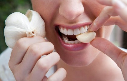 Сделать кашицу из нескольких зубчиков чеснока и нанести её на пораженный зуб. 