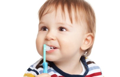 С двухлетнего возраста чистка детских зубов должна происходить два раза в день.