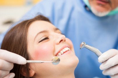 Чистка зубов у стоматолога рекомендована всем взрослым людям раз в полгода. 