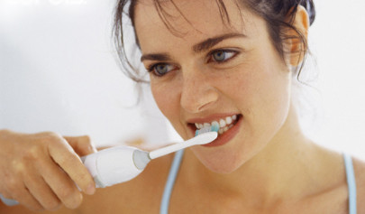 На щетину наносят небольшое количество пасты чистят тщательно не менее 2 минут, уделяя внимание всем сторонам зубов, деснам, пространствам между ними.
