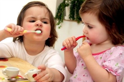 Чистку зубов у детей начинают сразу после их полного прорезывания и используют специальные щетки с мягкой щетиной.