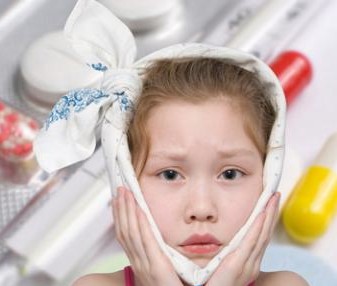 При зубной боли у ребенка могут помочь обезболивающие средства, не наносящие вред его здоровью.