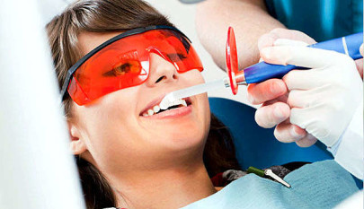 Профессиональная чистка зубов предполагает проведение процедуры при помощи ультразвука.
