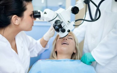  Лечение зубов под микроскопом позволяет обнаружить кариес еще в самом начале его развития и провести лечение без использования бормашины.