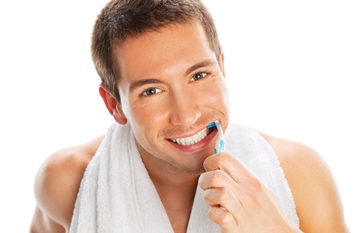 чистка зубов щеткой