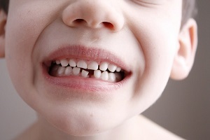 когда меняются зубы у детей