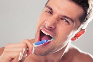 чем чистить зубы