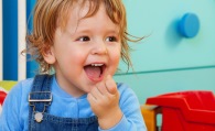 сколько зубов должно быть у ребенка к году