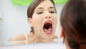почему в горле образуются казеозные пробки